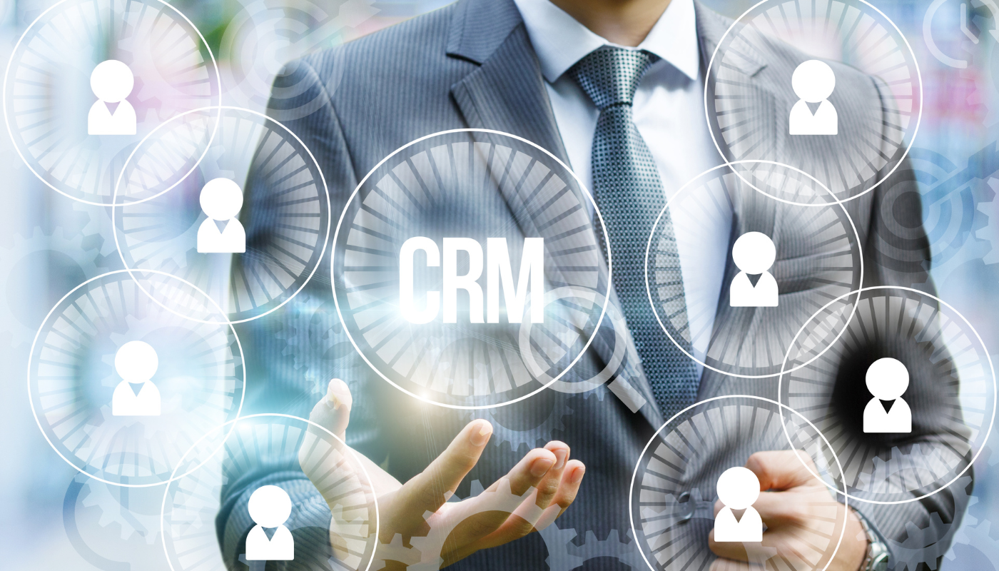 Sem governança, o CRM vira apenas um repositório de versões da verdade — cada vendedor com a sua, cada gestor com a sua leitura.